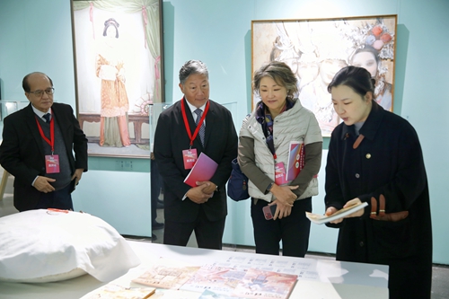 22參觀“經(jīng)天緯地——紡織服飾時尚科技主題美術作品展”.jpg