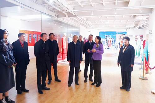 21參觀“為人民而設計”北京服裝學院服務國家重大項目服裝設計成果展.jpg