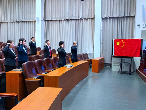 1 校黨委常委、紀委書記、監察專員于建波帶領專職紀檢監察干部參加由市紀委市監委舉辦的“憲法宣誓”儀式.jpg