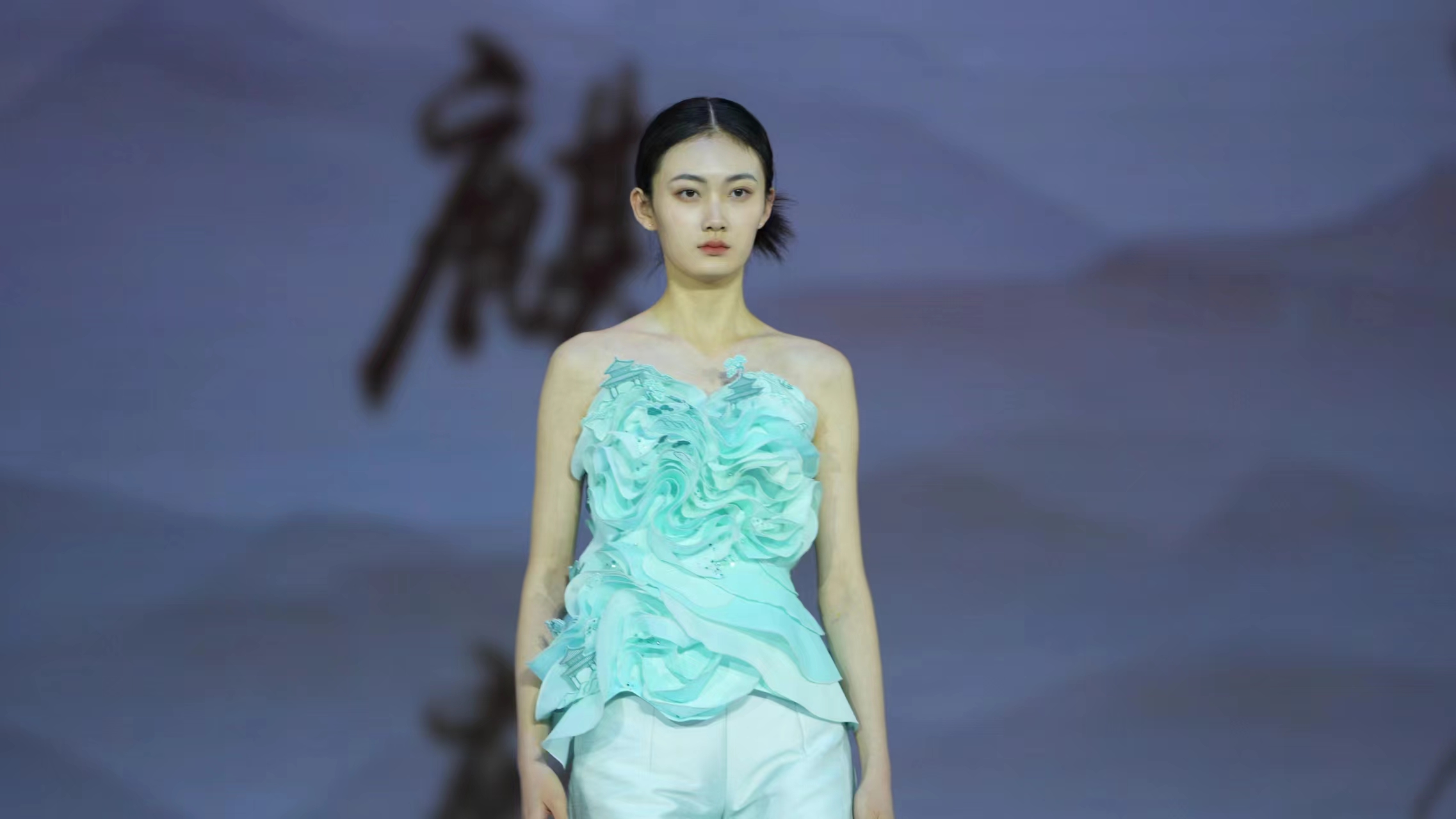 3 楚艷老師高定服裝走秀服裝.jpg