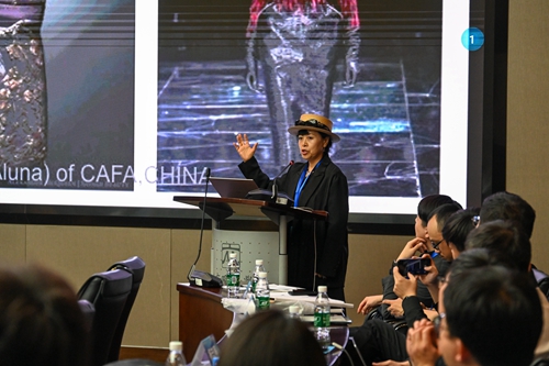 中央美術(shù)學(xué)院時裝設(shè)計創(chuàng)建人呂越做主題演講.jpg