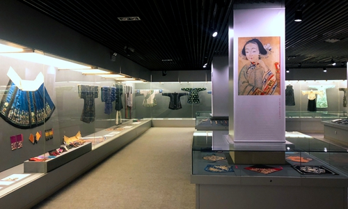 12、“新帖繡羅襦——清代民國漢族女性傳統(tǒng)服飾館藏展”專題展廳.jpg