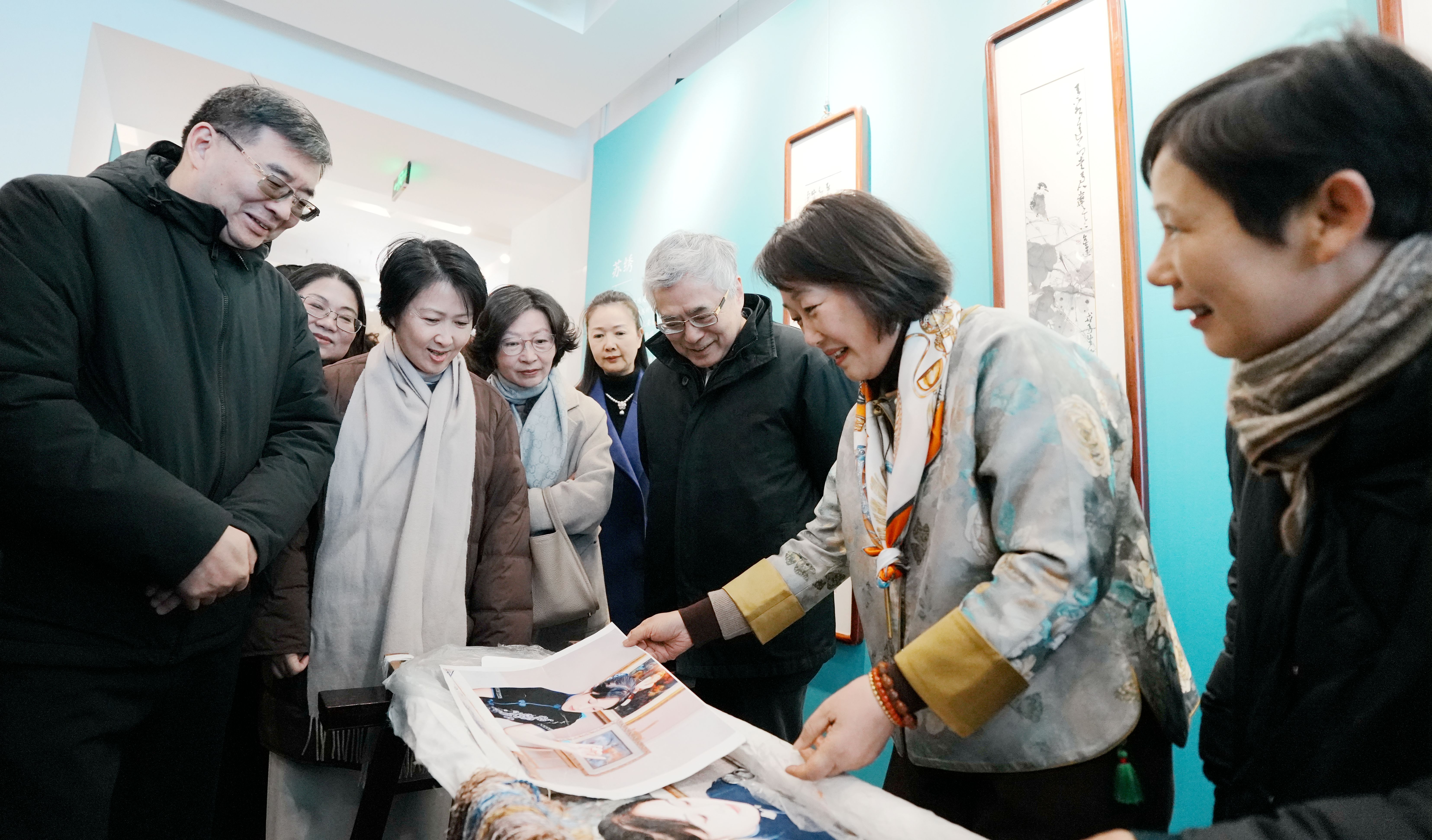 文化和旅游部原黨組成員、副部長項兆倫，江蘇省文化和旅游廳黨組成員、副廳長錢鋼等與傳承人現(xiàn)場交流2 (1)_副本.jpg