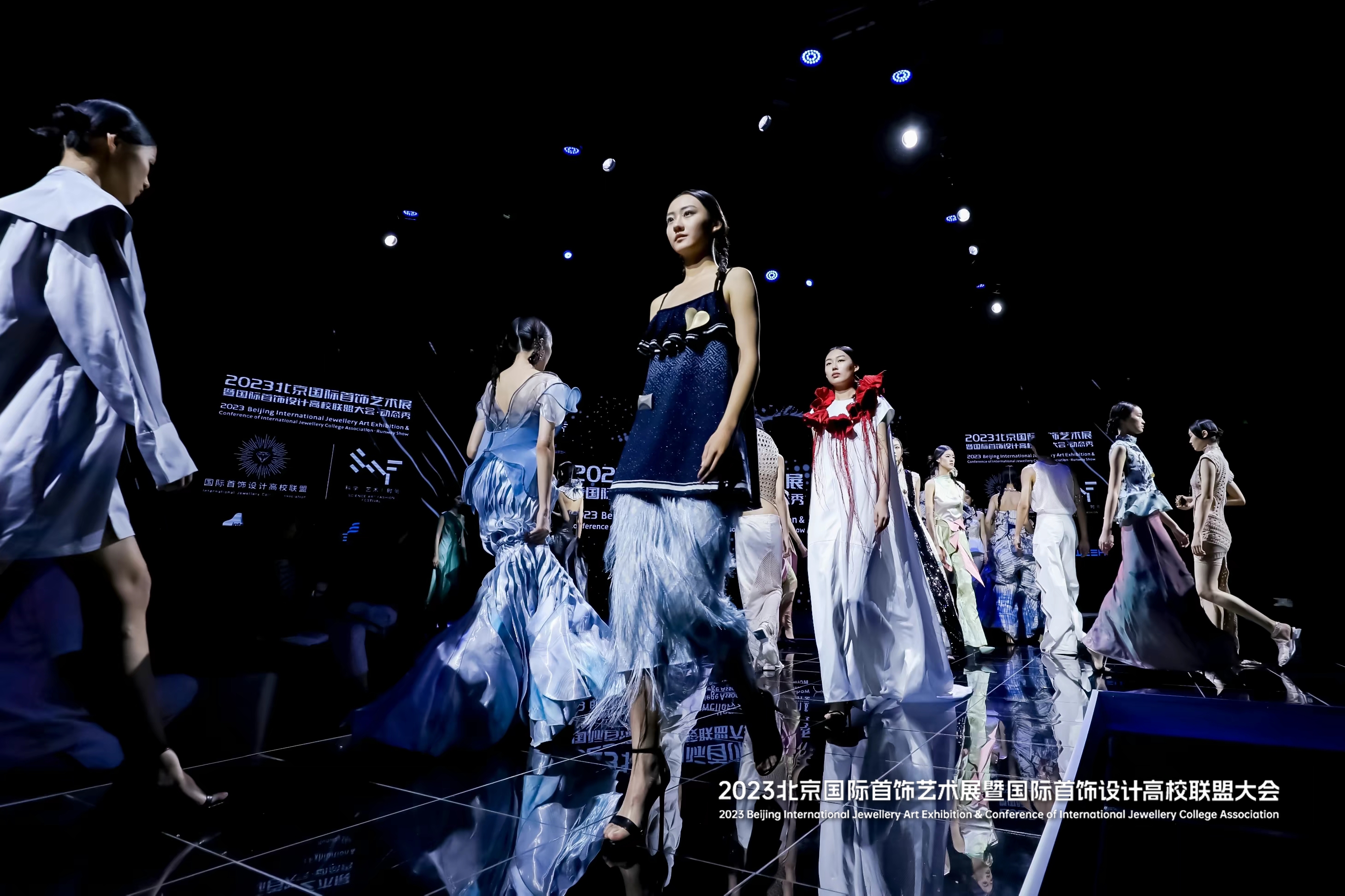 17北京國際首飾藝術展暨國際首飾設計高校聯盟大會走秀現場.jpg
